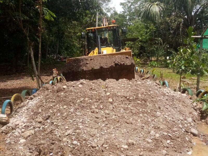 Municipalidad Distrital de Pucayacu – Realizan mantenimiento de carretera hacia el botadero municipal de Pucayacu.